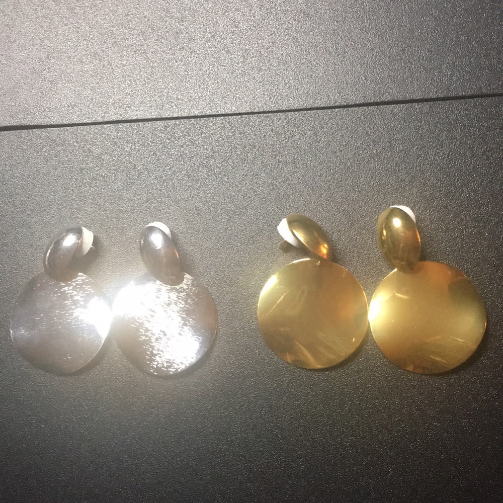 Silver Tone or Gold Tone Round Earrings